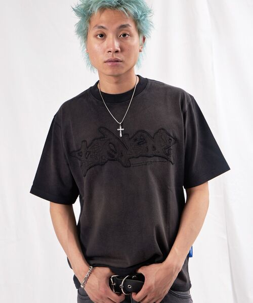 SEQUENZ（シークエンズ）の「【SEQUENZ（シークエンズ）】FADE APPLIQUE LOGO TEE /  Tシャツ クルーネック 半袖 加工 古着（Tシャツ/カットソー・メンズ・レッド/サンドベージュ/ブラック・SMALL/MEDIUM/LARGE/X-LARGE）」の13枚目の写真