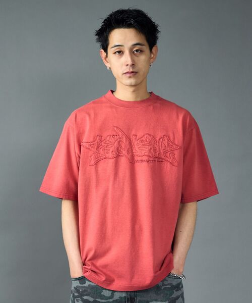 SEQUENZ（シークエンズ）の「【SEQUENZ（シークエンズ）】FADE APPLIQUE LOGO TEE /  Tシャツ クルーネック 半袖 加工 古着（Tシャツ/カットソー・メンズ・レッド/サンドベージュ/ブラック・SMALL/MEDIUM/LARGE/X-LARGE）」の17枚目の写真