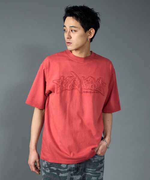 SEQUENZ（シークエンズ）の「【SEQUENZ（シークエンズ）】FADE APPLIQUE LOGO TEE /  Tシャツ クルーネック 半袖 加工 古着（Tシャツ/カットソー・メンズ・レッド/サンドベージュ/ブラック・SMALL/MEDIUM/LARGE/X-LARGE）」の18枚目の写真