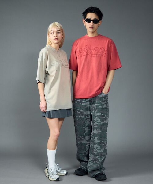 SEQUENZ（シークエンズ）の「【SEQUENZ（シークエンズ）】FADE APPLIQUE LOGO TEE /  Tシャツ クルーネック 半袖 加工 古着（Tシャツ/カットソー・メンズ・レッド/サンドベージュ/ブラック・SMALL/MEDIUM/LARGE/X-LARGE）」の20枚目の写真