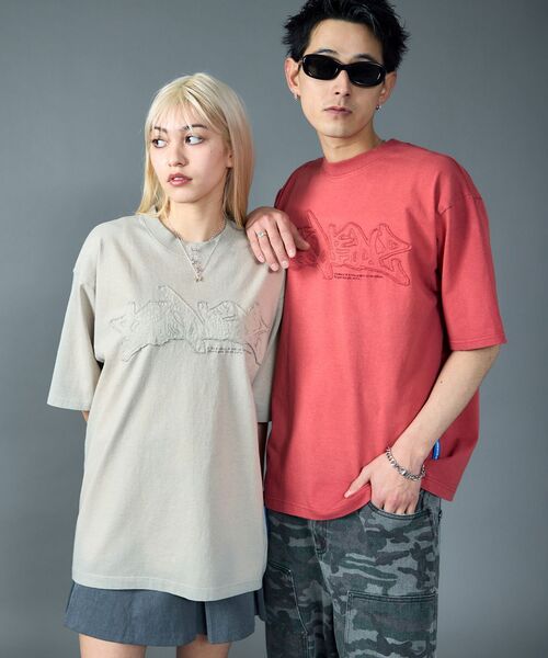 SEQUENZ（シークエンズ）の「【SEQUENZ（シークエンズ）】FADE APPLIQUE LOGO TEE /  Tシャツ クルーネック 半袖 加工 古着（Tシャツ/カットソー・メンズ・レッド/サンドベージュ/ブラック・SMALL/MEDIUM/LARGE/X-LARGE）」の22枚目の写真