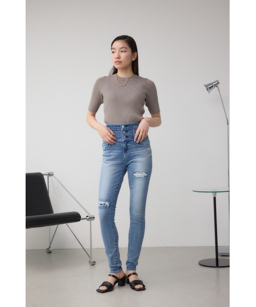 AZUL by moussy(アズールバイマウジー)の「AZUL DENIM ハイウエストボタンリペアスキニー(デニムパンツ・レディース・ダークブルー/ブルー・X-SMALL/SMALL/MEDIUM)」の5枚目の写真