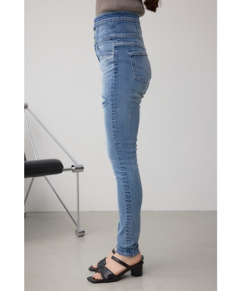 AZUL by moussy(アズールバイマウジー)の「AZUL DENIM ハイウエストボタンリペアスキニー(デニムパンツ・レディース・ダークブルー/ブルー・X-SMALL/SMALL/MEDIUM)」の7枚目の写真