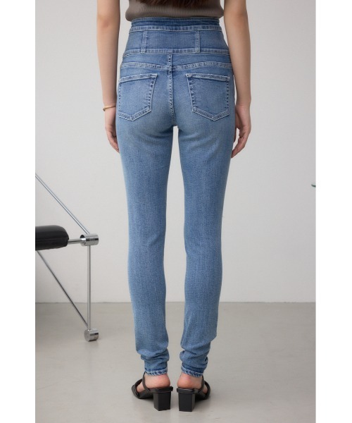 AZUL by moussy(アズールバイマウジー)の「AZUL DENIM ハイウエストボタンリペアスキニー(デニムパンツ・レディース・ダークブルー/ブルー・X-SMALL/SMALL/MEDIUM)」の8枚目の写真