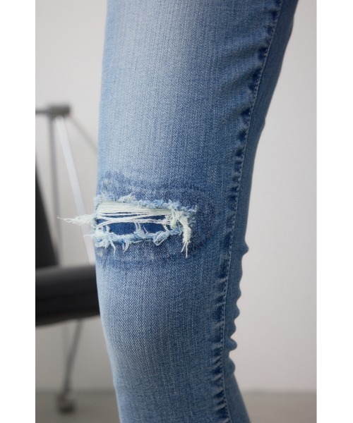 AZUL by moussy(アズールバイマウジー)の「AZUL DENIM ハイウエストボタンリペアスキニー(デニムパンツ・レディース・ダークブルー/ブルー・X-SMALL/SMALL/MEDIUM)」の13枚目の写真