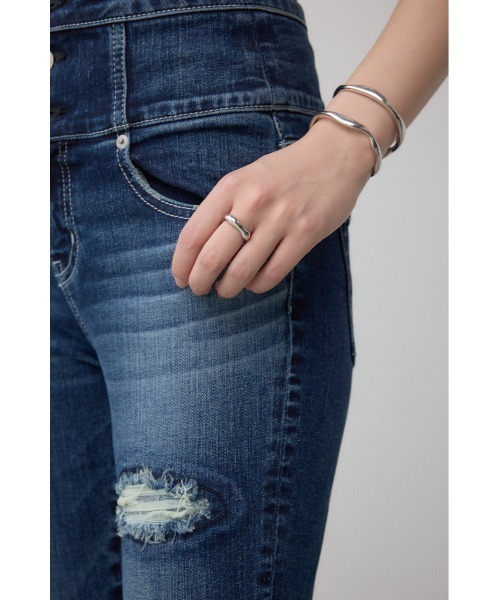 AZUL by moussy(アズールバイマウジー)の「AZUL DENIM ハイウエストボタンリペアスキニー(デニムパンツ・レディース・ダークブルー/ブルー・X-SMALL/SMALL/MEDIUM)」の22枚目の写真