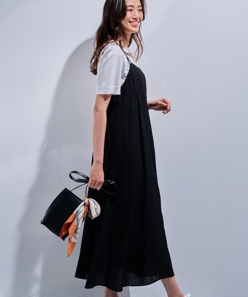 INDIVI(インディヴィ)の「【洗える/凹凸素材】シャーリング調素材キャミワンピース(ワンピース・レディース・ブラック/オリーブ・05/13/15 /34/38)」の4枚目の写真