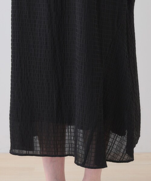 INDIVI(インディヴィ)の「【洗える/凹凸素材】シャーリング調素材キャミワンピース(ワンピース・レディース・ブラック/オリーブ・05/13/15 /34/38)」の22枚目の写真