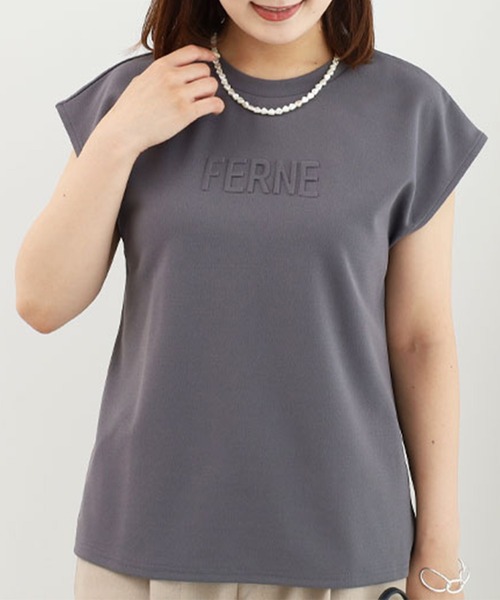 BELLUNA PLUS(ベルーナ)の「エンボス加工ロゴデザインプルオーバー(Tシャツ/カットソー・レディース・チャコール/オフホワイト/ラベンダー・MEDIUM)」の3枚目の写真