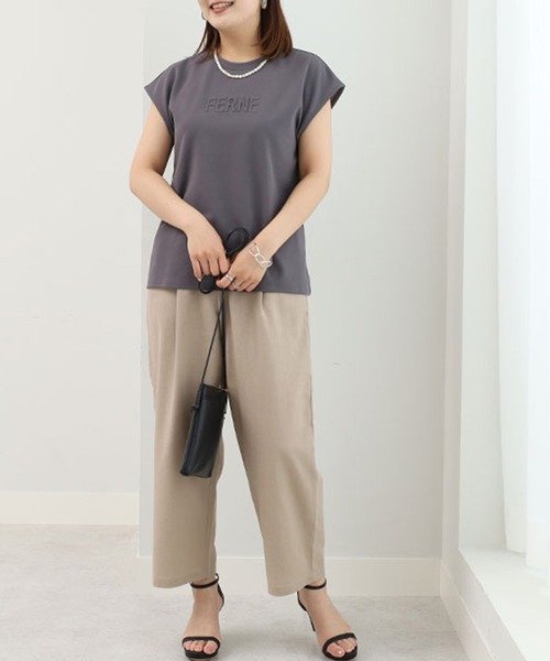 BELLUNA PLUS(ベルーナ)の「エンボス加工ロゴデザインプルオーバー(Tシャツ/カットソー・レディース・チャコール/オフホワイト/ラベンダー・MEDIUM)」の6枚目の写真