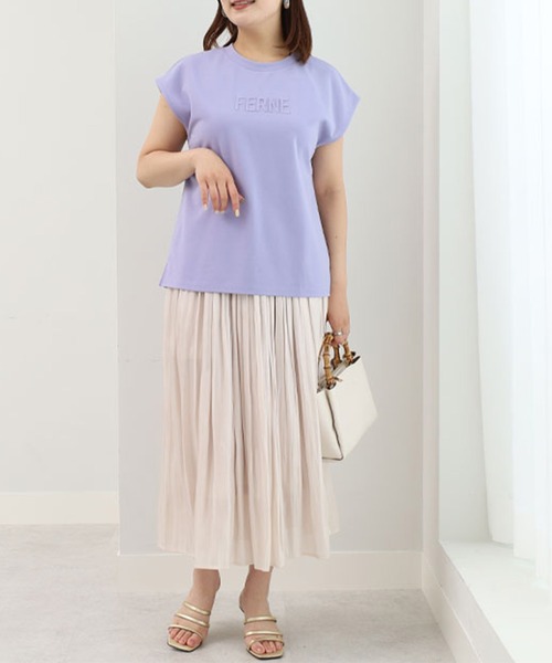 BELLUNA PLUS(ベルーナ)の「エンボス加工ロゴデザインプルオーバー(Tシャツ/カットソー・レディース・チャコール/オフホワイト/ラベンダー・MEDIUM)」の8枚目の写真