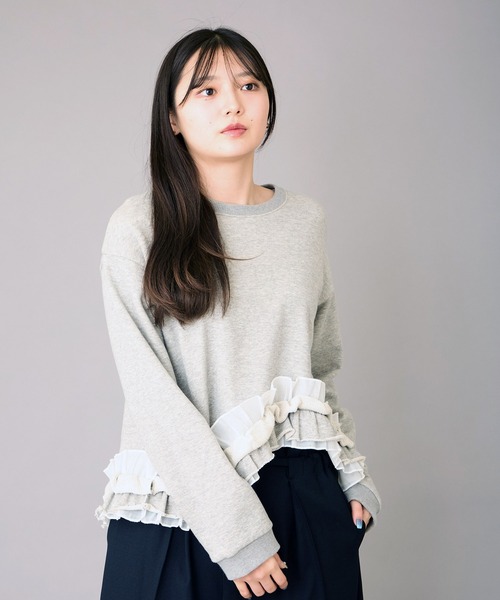 AVIE（アビィ）の「フリルデザインスウェット（スウェット・レディース・トップグレー/ブラック・38）」の4枚目の写真