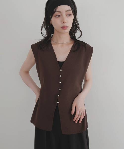 LIAN（リアン）の「メタルボタンニットベスト（ベスト・レディース・ブラック/アイボリー/チャコールグレー/ブラウン・FREE）」の4枚目の写真