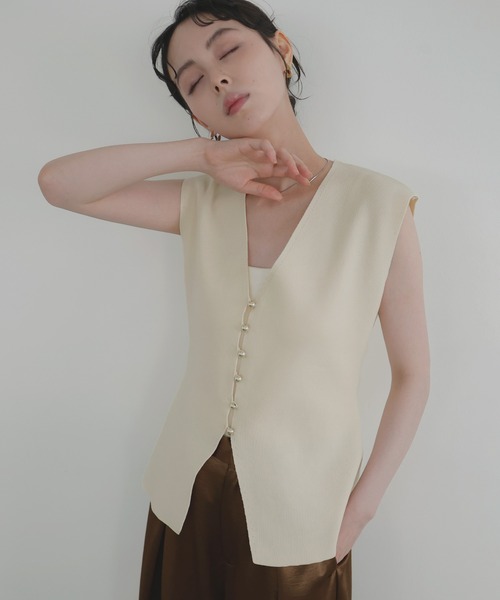 LIAN（リアン）の「メタルボタンニットベスト（ベスト・レディース・ブラック/アイボリー/チャコールグレー/ブラウン・FREE）」の3枚目の写真