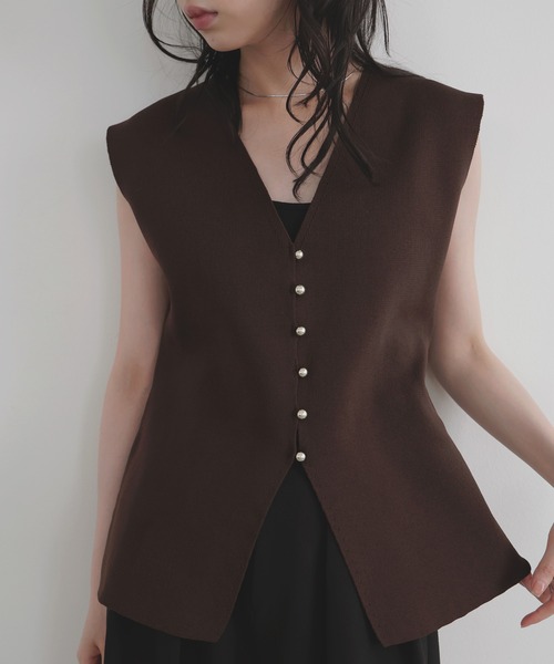 LIAN（リアン）の「メタルボタンニットベスト（ベスト・レディース・ブラック/アイボリー/チャコールグレー/ブラウン・FREE）」の15枚目の写真