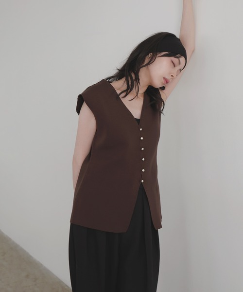 LIAN（リアン）の「メタルボタンニットベスト（ベスト・レディース・ブラック/アイボリー/チャコールグレー/ブラウン・FREE）」の16枚目の写真