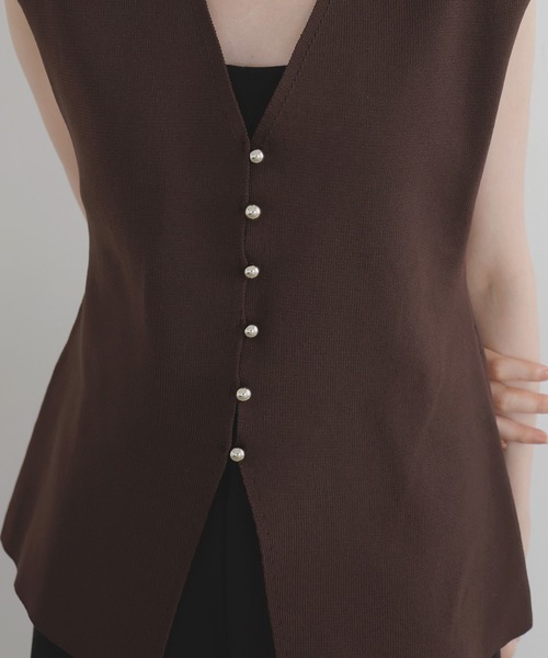 LIAN（リアン）の「メタルボタンニットベスト（ベスト・レディース・ブラック/アイボリー/チャコールグレー/ブラウン・FREE）」の17枚目の写真