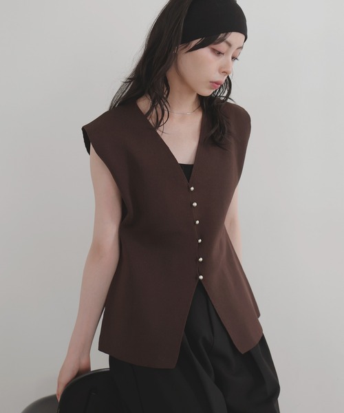LIAN（リアン）の「メタルボタンニットベスト（ベスト・レディース・ブラック/アイボリー/チャコールグレー/ブラウン・FREE）」の12枚目の写真
