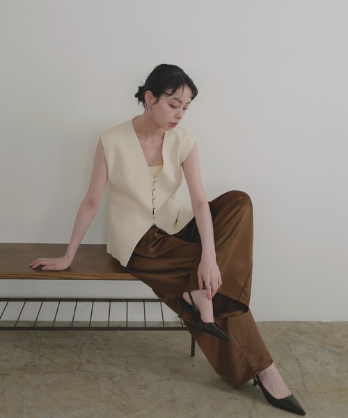 LIAN（リアン）の「メタルボタンニットベスト（ベスト・レディース・ブラック/アイボリー/チャコールグレー/ブラウン・FREE）」の7枚目の写真