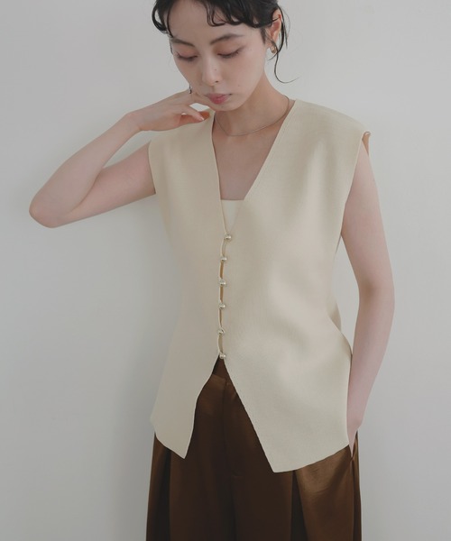 LIAN（リアン）の「メタルボタンニットベスト（ベスト・レディース・ブラック/アイボリー/チャコールグレー/ブラウン・FREE）」の8枚目の写真