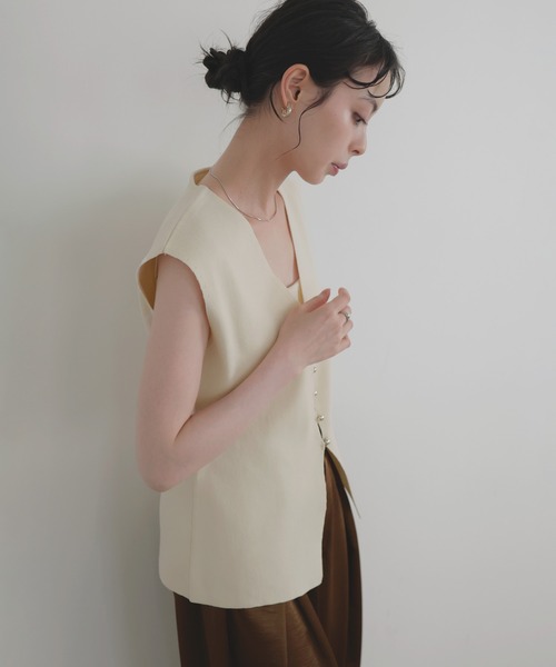 LIAN（リアン）の「メタルボタンニットベスト（ベスト・レディース・ブラック/アイボリー/チャコールグレー/ブラウン・FREE）」の10枚目の写真