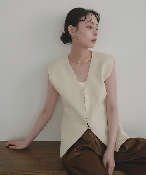 LIAN（リアン）の「メタルボタンニットベスト（ベスト・レディース・ブラック/アイボリー/チャコールグレー/ブラウン・FREE）」の5枚目の写真