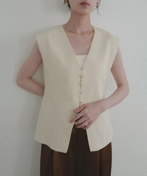 LIAN（リアン）の「メタルボタンニットベスト（ベスト・レディース・ブラック/アイボリー/チャコールグレー/ブラウン・FREE）」の6枚目の写真