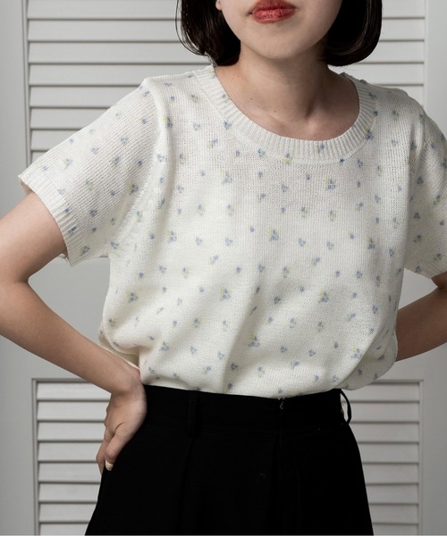 lawgy（ラウジー）の「small floral pattern round neck tops / スモールフローラルパターンラウンドネックトップス（Tシャツ/カットソー・レディース・クリーム/ライトブルー/ホワイト・FREE）」の2枚目の写真