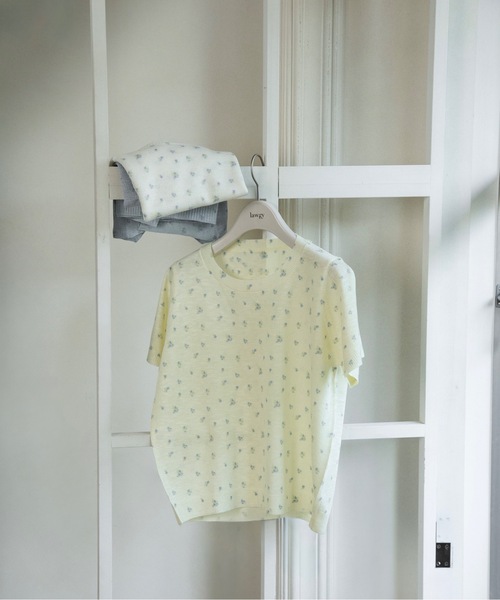 lawgy（ラウジー）の「small floral pattern round neck tops / スモールフローラルパターンラウンドネックトップス（Tシャツ/カットソー・レディース・クリーム/ライトブルー/ホワイト・FREE）」の3枚目の写真