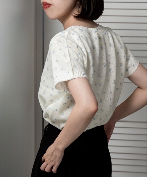 lawgy（ラウジー）の「small floral pattern round neck tops / スモールフローラルパターンラウンドネックトップス（Tシャツ/カットソー・レディース・クリーム/ライトブルー/ホワイト・FREE）」の8枚目の写真