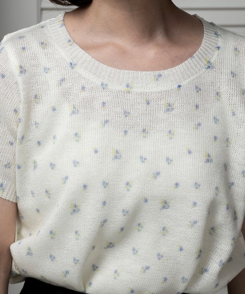 lawgy（ラウジー）の「small floral pattern round neck tops / スモールフローラルパターンラウンドネックトップス（Tシャツ/カットソー・レディース・クリーム/ライトブルー/ホワイト・FREE）」の6枚目の写真