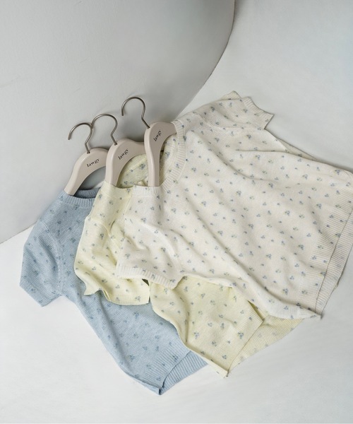 lawgy（ラウジー）の「small floral pattern round neck tops / スモールフローラルパターンラウンドネックトップス（Tシャツ/カットソー・レディース・クリーム/ライトブルー/ホワイト・FREE）」の4枚目の写真