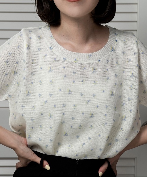 lawgy（ラウジー）の「small floral pattern round neck tops / スモールフローラルパターンラウンドネックトップス（Tシャツ/カットソー・レディース・クリーム/ライトブルー/ホワイト・FREE）」の5枚目の写真