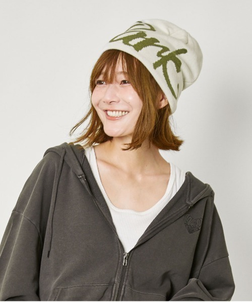 GORGE(ゴージ)の「《ロゴ×スター柄》リバーシブルニット帽 ユニセックス 防寒 ストリートコーデ☆(ニットキャップ/ビーニー・レディース・ブラック/グレー/レッド/アイボリー・F)」の12枚目の写真