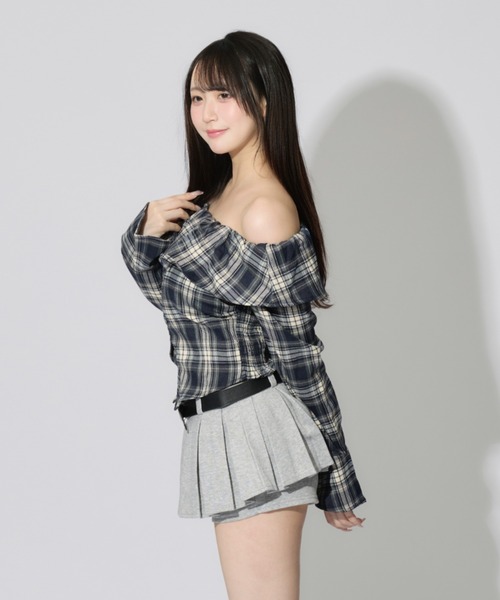 ALLuRing ChaRm(アリュリングチャーム)の「Off-the-shoulder Ruffle Cardigan / オフショルダーフリルカーディガン(シャツ/ブラウス・レディース・ブラウン/ネイビー・FREE)」の2枚目の写真