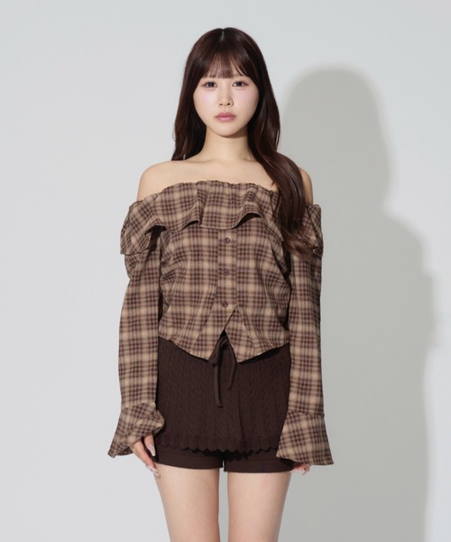 ALLuRing ChaRm(アリュリングチャーム)の「Off-the-shoulder Ruffle Cardigan / オフショルダーフリルカーディガン(シャツ/ブラウス・レディース・ブラウン/ネイビー・FREE)」の3枚目の写真