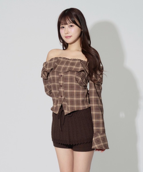 ALLuRing ChaRm(アリュリングチャーム)の「Off-the-shoulder Ruffle Cardigan / オフショルダーフリルカーディガン(シャツ/ブラウス・レディース・ブラウン/ネイビー・FREE)」の4枚目の写真