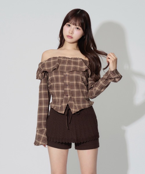 ALLuRing ChaRm(アリュリングチャーム)の「Off-the-shoulder Ruffle Cardigan / オフショルダーフリルカーディガン(シャツ/ブラウス・レディース・ブラウン/ネイビー・FREE)」の5枚目の写真