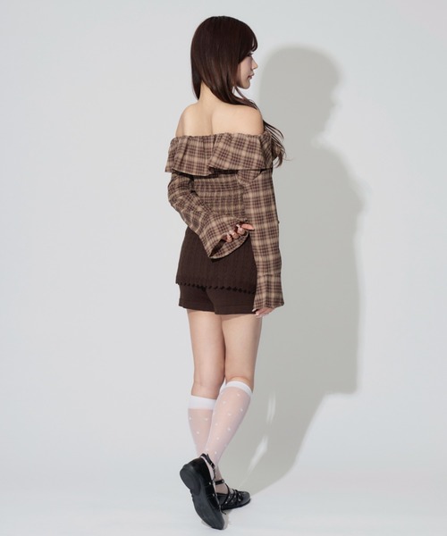 ALLuRing ChaRm(アリュリングチャーム)の「Off-the-shoulder Ruffle Cardigan / オフショルダーフリルカーディガン(シャツ/ブラウス・レディース・ブラウン/ネイビー・FREE)」の9枚目の写真