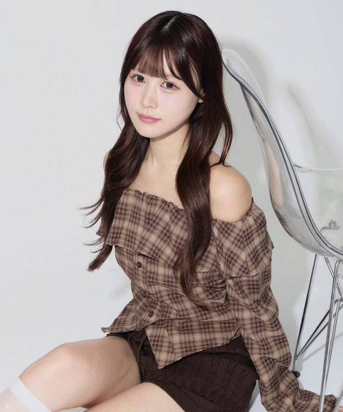ALLuRing ChaRm(アリュリングチャーム)の「Off-the-shoulder Ruffle Cardigan / オフショルダーフリルカーディガン(シャツ/ブラウス・レディース・ブラウン/ネイビー・FREE)」の10枚目の写真