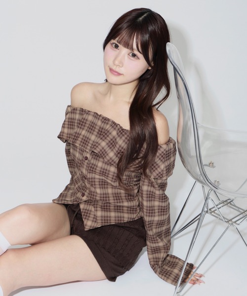 ALLuRing ChaRm(アリュリングチャーム)の「Off-the-shoulder Ruffle Cardigan / オフショルダーフリルカーディガン(シャツ/ブラウス・レディース・ブラウン/ネイビー・FREE)」の12枚目の写真