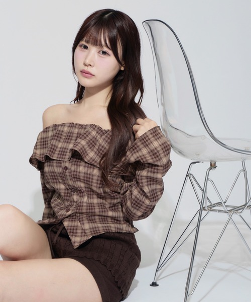 ALLuRing ChaRm(アリュリングチャーム)の「Off-the-shoulder Ruffle Cardigan / オフショルダーフリルカーディガン(シャツ/ブラウス・レディース・ブラウン/ネイビー・FREE)」の11枚目の写真