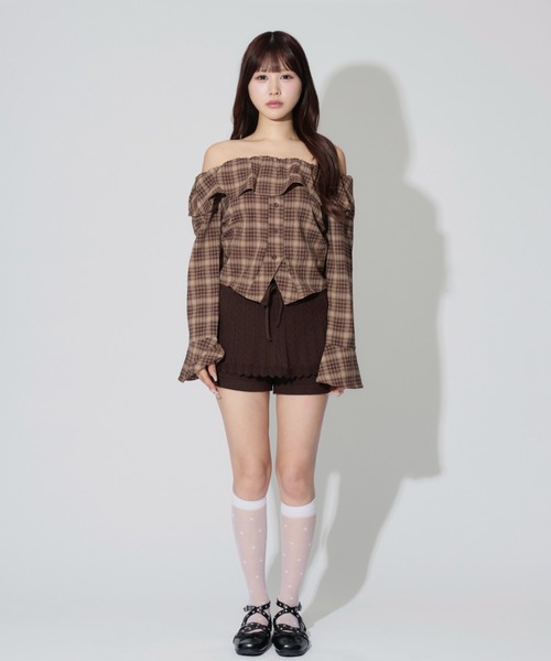 ALLuRing ChaRm(アリュリングチャーム)の「Off-the-shoulder Ruffle Cardigan / オフショルダーフリルカーディガン(シャツ/ブラウス・レディース・ブラウン/ネイビー・FREE)」の7枚目の写真