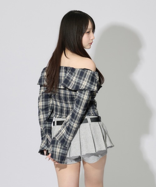 ALLuRing ChaRm(アリュリングチャーム)の「Off-the-shoulder Ruffle Cardigan / オフショルダーフリルカーディガン(シャツ/ブラウス・レディース・ブラウン/ネイビー・FREE)」の14枚目の写真