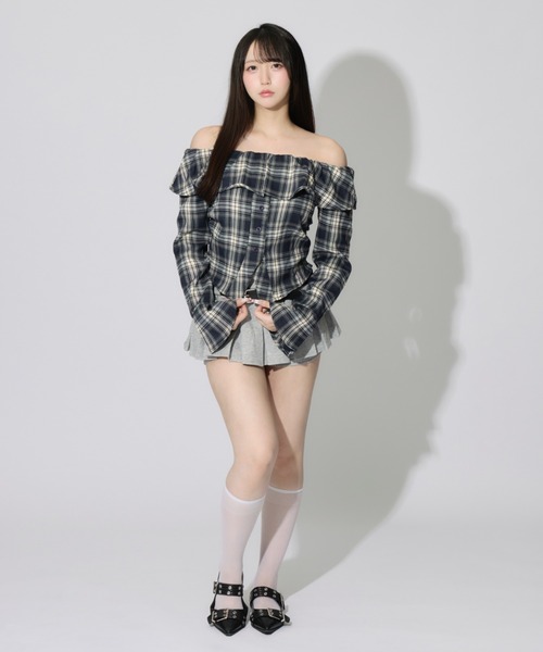 ALLuRing ChaRm(アリュリングチャーム)の「Off-the-shoulder Ruffle Cardigan / オフショルダーフリルカーディガン(シャツ/ブラウス・レディース・ブラウン/ネイビー・FREE)」の16枚目の写真