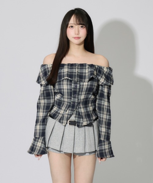 ALLuRing ChaRm(アリュリングチャーム)の「Off-the-shoulder Ruffle Cardigan / オフショルダーフリルカーディガン(シャツ/ブラウス・レディース・ブラウン/ネイビー・FREE)」の13枚目の写真