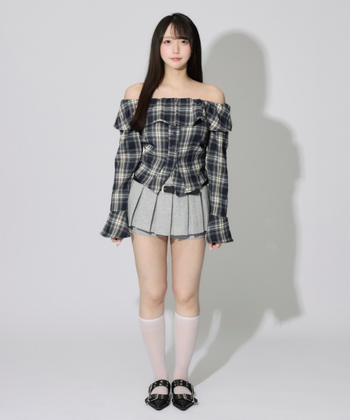 ALLuRing ChaRm(アリュリングチャーム)の「Off-the-shoulder Ruffle Cardigan / オフショルダーフリルカーディガン(シャツ/ブラウス・レディース・ブラウン/ネイビー・FREE)」の15枚目の写真