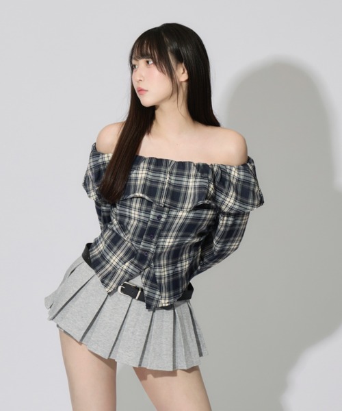 ALLuRing ChaRm(アリュリングチャーム)の「Off-the-shoulder Ruffle Cardigan / オフショルダーフリルカーディガン(シャツ/ブラウス・レディース・ブラウン/ネイビー・FREE)」の21枚目の写真