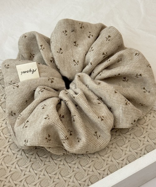 TONE SELECT GOODS（トーンセレクトグッズ）の「【urge select】小花柄 シンプル レトロ シュシュ（シュシュ・レディース・ブラック/アイボリー・FREE）」の2枚目の写真