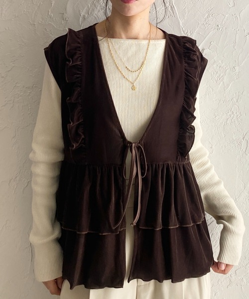 She's Closet（シーズクローゼット）の「深Vネックベロアティアードフリルリボンベスト（ベスト・レディース・ブラック/ブラウン・FREE）」の2枚目の写真